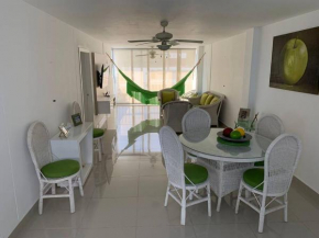 Apartamento en el Rodadero, Confortable y amplio, con vista al mar, a 80mt de la playa, DELAMAR Apartmet